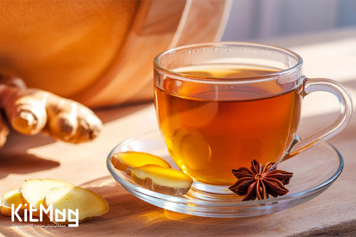 دمنوش زنجبیل در کنار زنجبیل های بریده شده