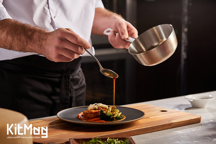 تزئین غذا با سس تهیه شده در سس پن