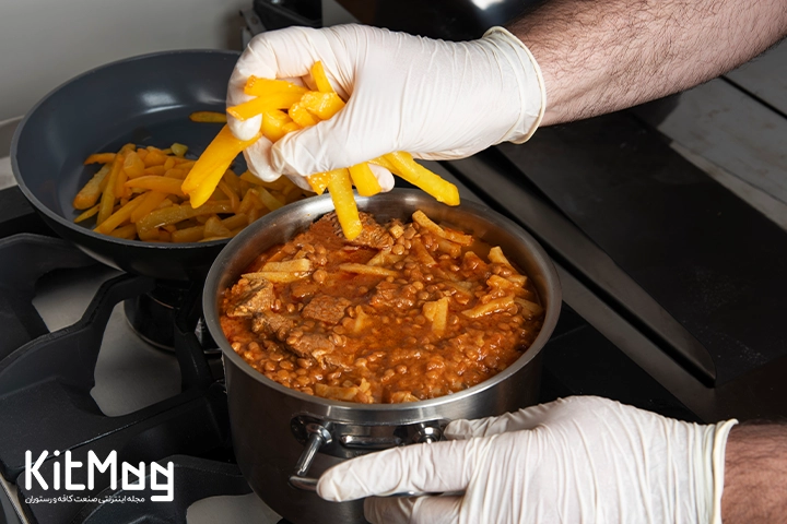 خورش قیمه برند فورتونا که داخل یک قابلمه استیل ریخته شده است