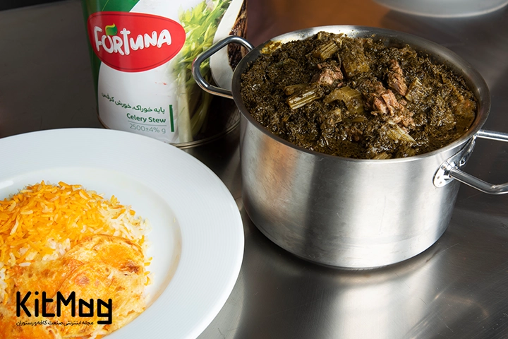 خورش کرفس که داخل قابلمه ریخته شده 
و ظرف برنج که در کنار آن قرار گرفته است