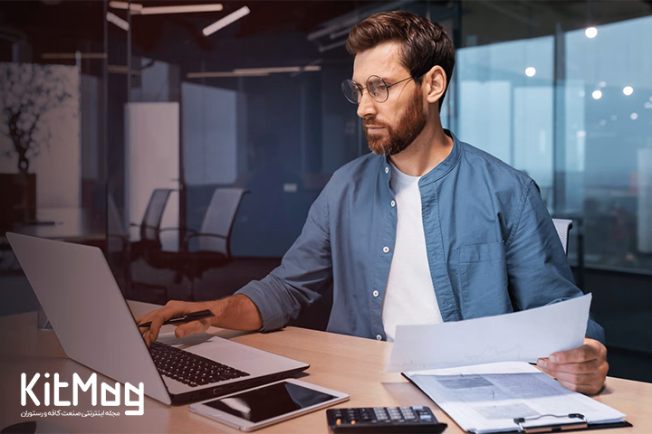 حسابدار در حال کار کردن