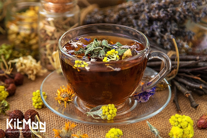 دمنوش گیاهی در فنجان شفاف با دورچین گل و برک های دمنوش