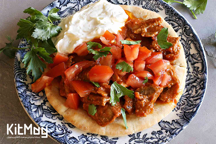 اسکندر کباب با ماست و گشنیز 