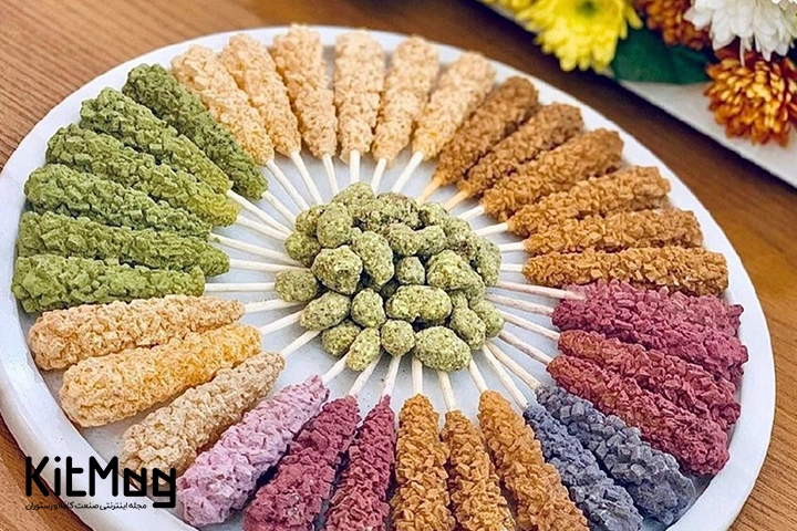 انواع نبات رنگی در یک سینی بزرگ در رستوران سنتی