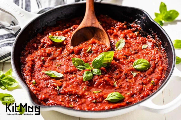 سس مخصوص مارینارا که برای سرو پاستا آماده شده است و داخل یک تابه روسی تفت داده شده است