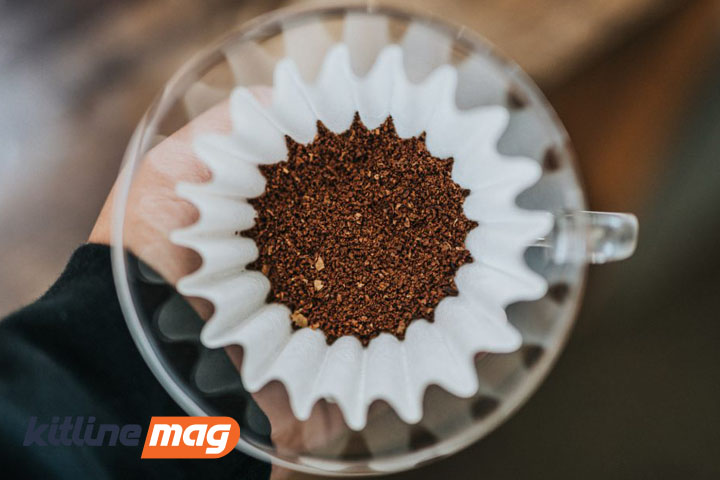 عصاره گیری دانه قهوه آسیاب شده در فیلتر قهوه