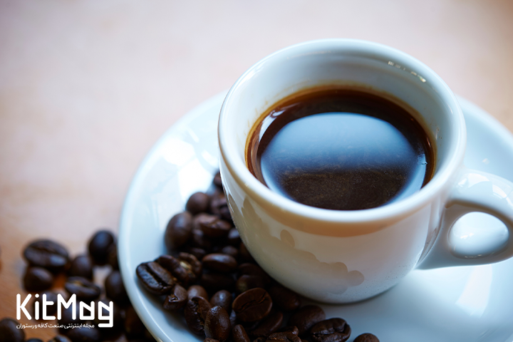 یک شات اسپرسو در فنجان قهوه بدون کف