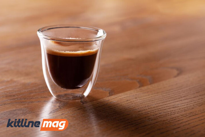 قهوه-اسپرسو-داخل-فنجان-شیشه-ای-روی-میز-چوبی
