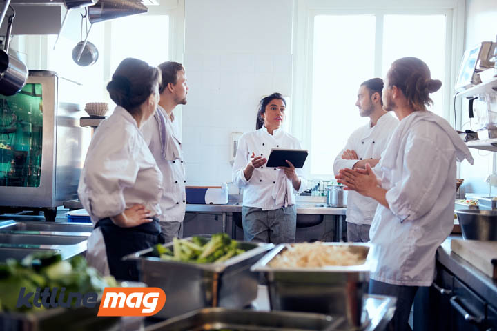 سرآشپز-در-حال-توضیح-دادن-دستورالعمل-ها-به-کارکنان-آشپزخانه-رستوران