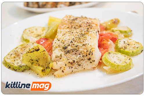 بشقاب سفید ماهی پخته با سبزیجات به روش POACHING (آرام پز کردن)