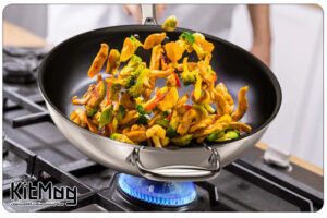 SAUTEING در این روش مواد غذایی با حرکت ماهرانه دست آشپز ازدرون ماهی تابه به بالا پرتاب می شود و دوباره به کف ظرف برمیگردد.