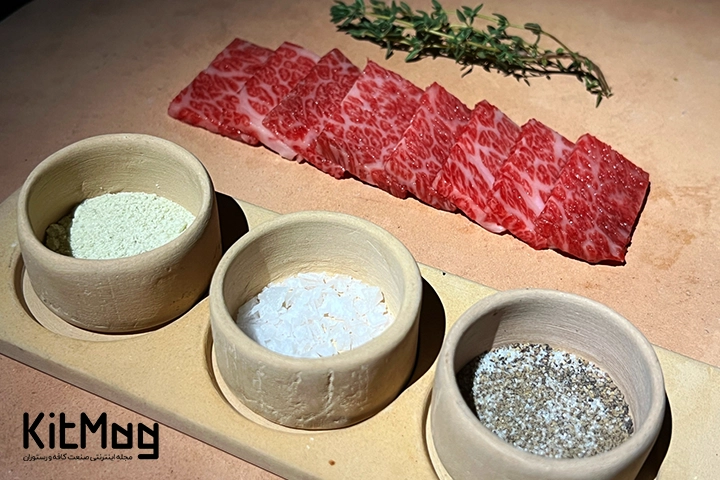 گوشت خام استیک واگیو به همراه ادویه های مخصوص ئخت این نوع استیک