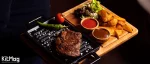 بنر مقاله گوشت استیک واگیو Wagyu beef یک گوشت استیک واگیو که در سطح ول دان پخته شده و کنار آن با سیب زمینی بادمجان کبابی و دو مدل سس تزیین شده است
