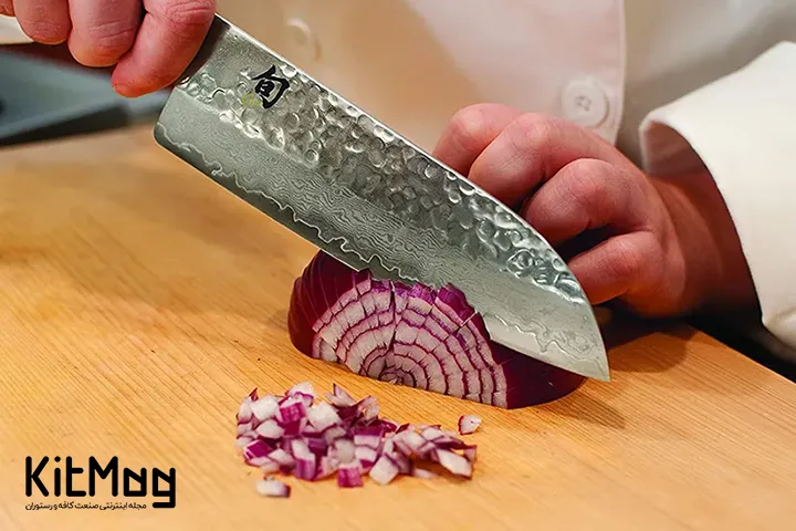 چاقوی سانتوکو 
آشپز در حال برش پیاز به صورت نگینی با چاقوی سانتوکو Santoku