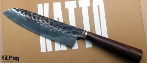 چاقوی آشپزخانه کاتو سانتوکو با دسته قهوه ای روی جعبه