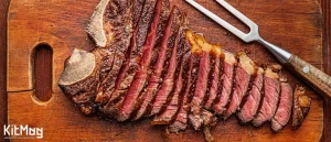 برش استیک استیک برش داده شده روی تخته چوبی گوشت