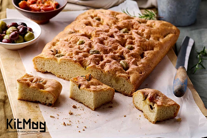 نان فوکاچیا با تاپینگ زیتون و رزماری