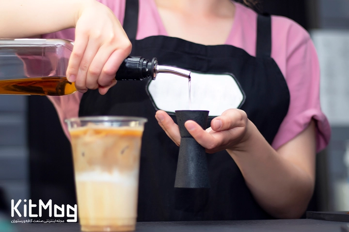 باریستا در حال استفاده از سبروپ برای درست کردن آیس کارامل ماکیاتو