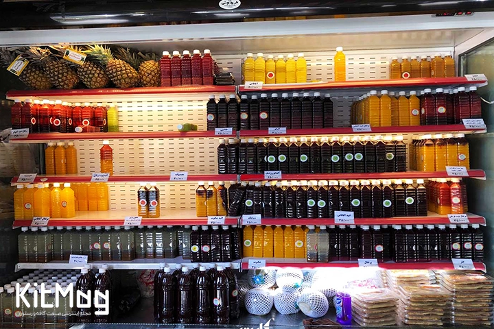 نمایی از یخچال آبمیوه های آبمیوه بستنی توچال که با آبمیوه های تازه و طبیعی ئر شده است
