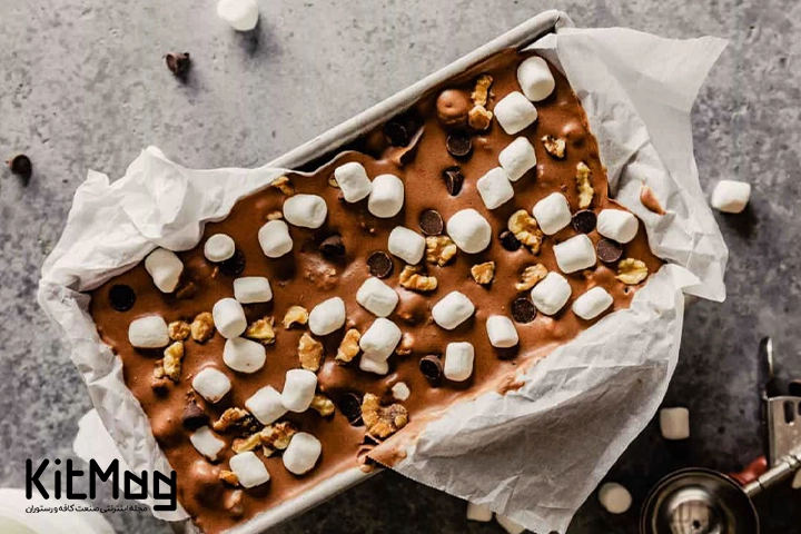 بستنی راکی رود rocky Road در یک قالب بستنی صنعتی در بستنی فروشی