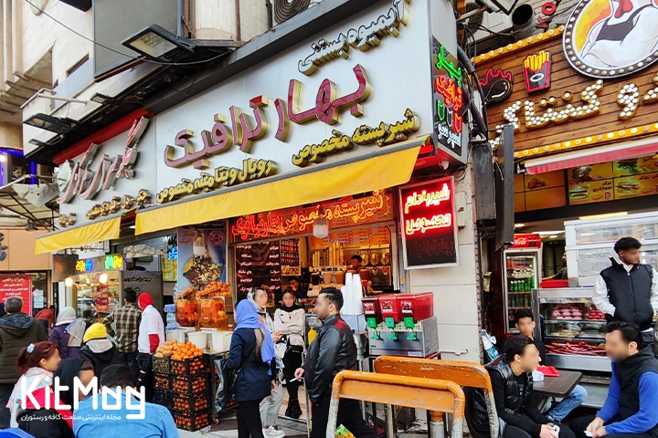 تابلوی نمای بیرونی برند آبمیوه بستنی فروشی بهار ترافیک جزو یکی از قدیمی ترین آبمیوه بستنی فروشی های تهران که در تصویر مشتربان بسیاری در حال انتظار برای سرو آبمیوه بستنی های سفارش داده خود هستند.