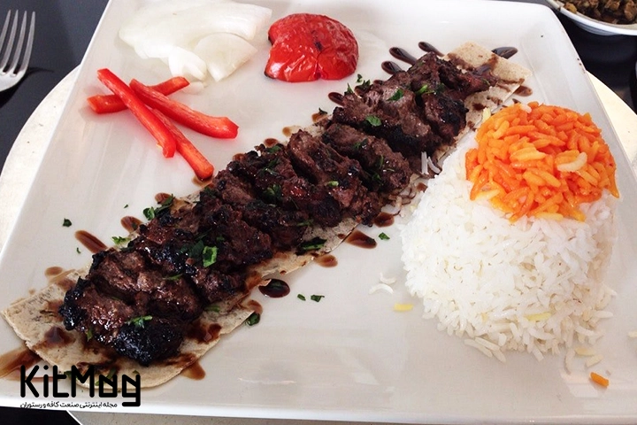 کباب برگ مخصوص که با برنج و گارنیش مخصوص سرو میشود