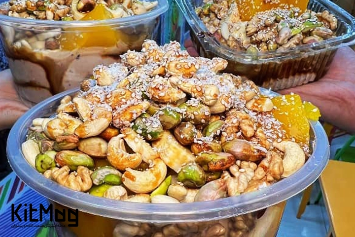 بستنی معجون معروف و محبوب همه ی ایرانی ها از گذشته تا به امروز
معجون در ابعاد و لیوان های مختلف از نماهای مختلف که در آن پسته، بادام هندی ژله ، آناناس و کنجد به چشم میخورد.