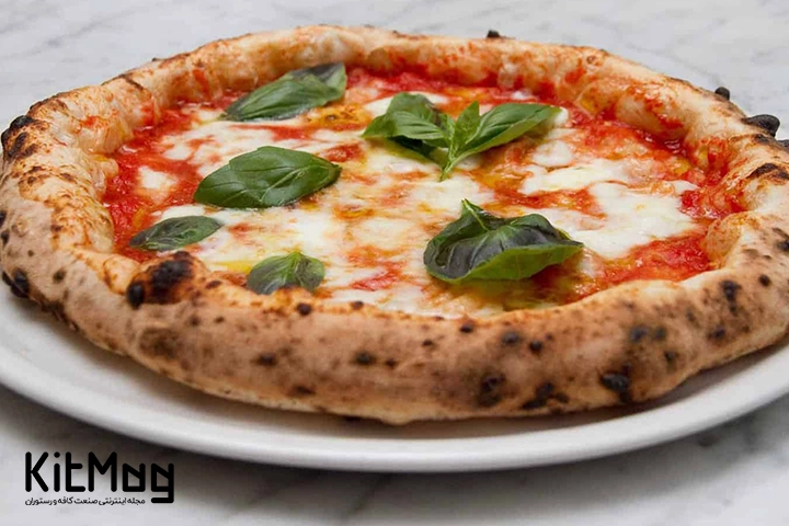 پیتزا ناپولیتن در یک بشقاب سرامیکی از نمای نزدیک