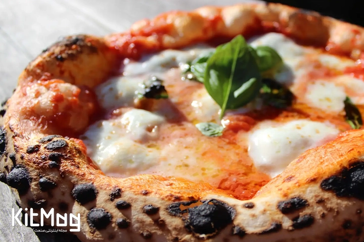 پیتزا ناپولیتن از نمای نزدیک که روی آن با پنیر موزارلا تزئین شده است