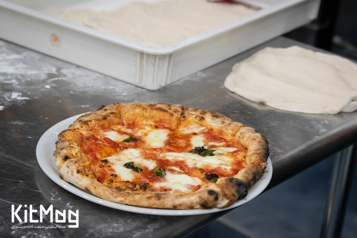 خمیر پیتزا ناپولیتن روی میز آشپزخانه رستوران