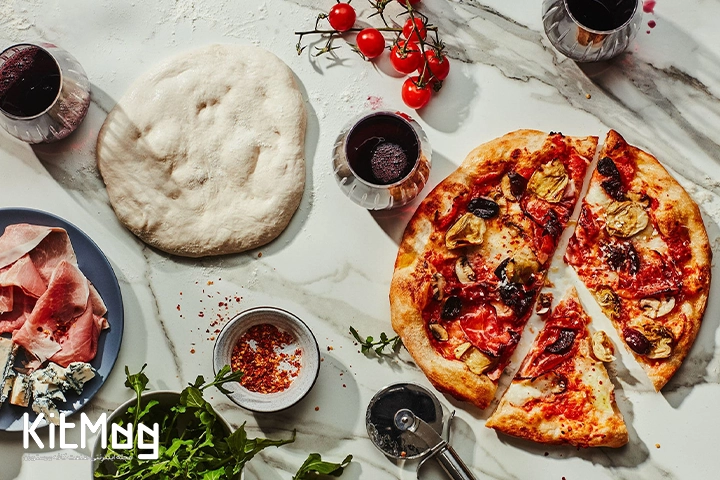 خمیر پیتزا ناپولیتن که در کنار آن چند ادویه تند دیده می شود