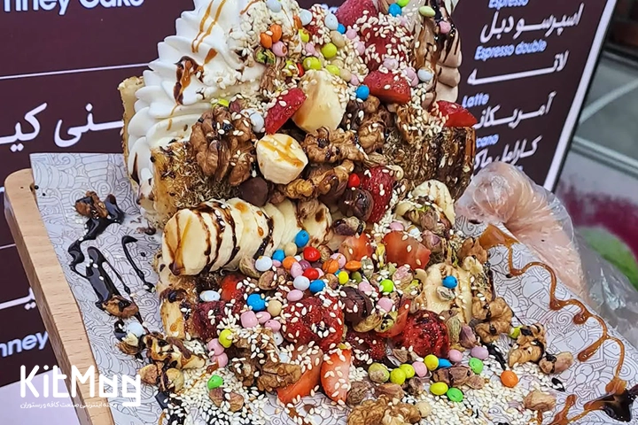 میکس وافل، بستنی و معجون برند بستنی فروشی چیمنی که داخل یک سینی چوبی قرار گرفته است و آماده سرو برای مشتری میباشد.