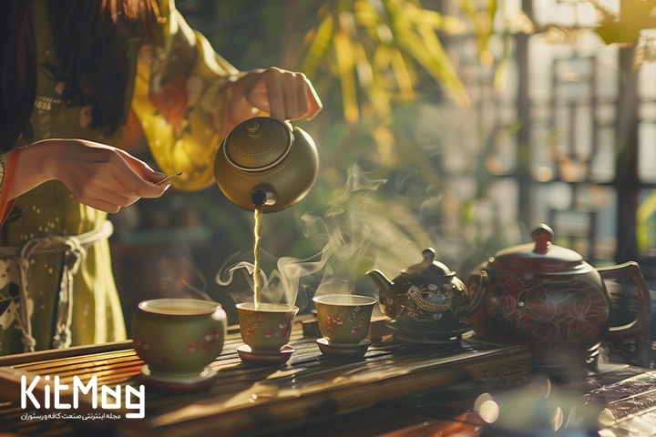 سرو چای و دمنوش آماده برای سرو به روش آسیایی که یک تی مستر در حال سرو چای است