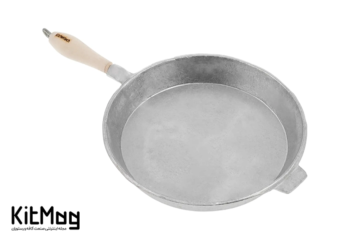 تابه روسی برند کیچن تک از نمای نزدیک با دسته چوبی و لوگوی برند کیچن تک