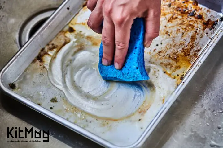تمیز کردن سینی فر و سینی شیرینی پزی با جوش شیرین و آب روش‌های حرفه‌ای تمیزکاری آشپزخانه