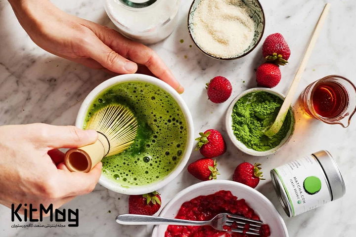 باریستا در حال همزدن پودر ماچا با ویسک ماچا یا به اصطلاح چاسن در آب