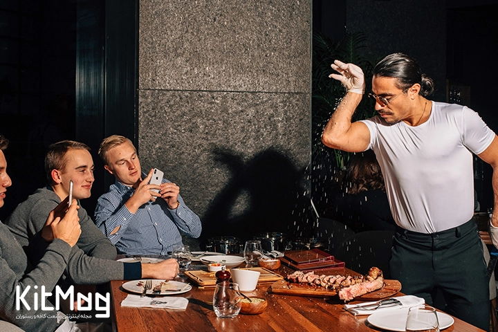 نصرت کوگچه یا همان salt bae با حرکت معروف نمک پاشی روی استیک در رستوران خود