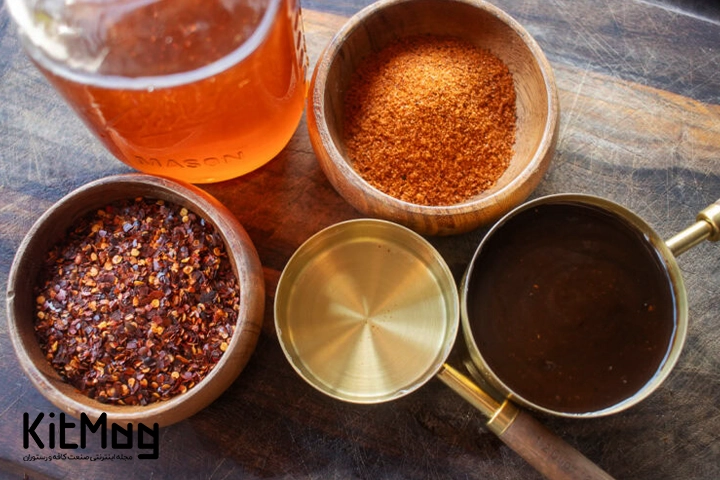 مواد لازم برای تهیه سس هات هانی شامل فلفل عسل وحشی یک پیمانه و مغداری سرکه سفید