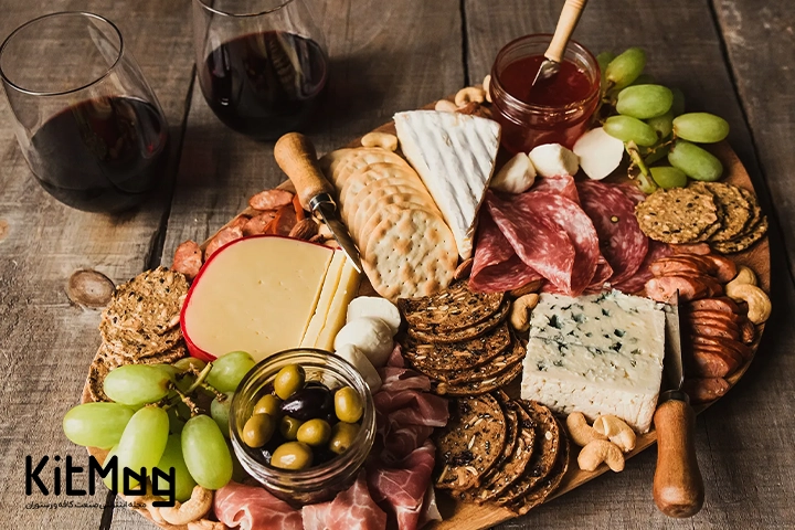 طرز تهیه سس هات هانی 
تخته سرو مزه شارکوتری که روی آن با کالباس زیتون انگور پنیر و نان تست تزیئن 