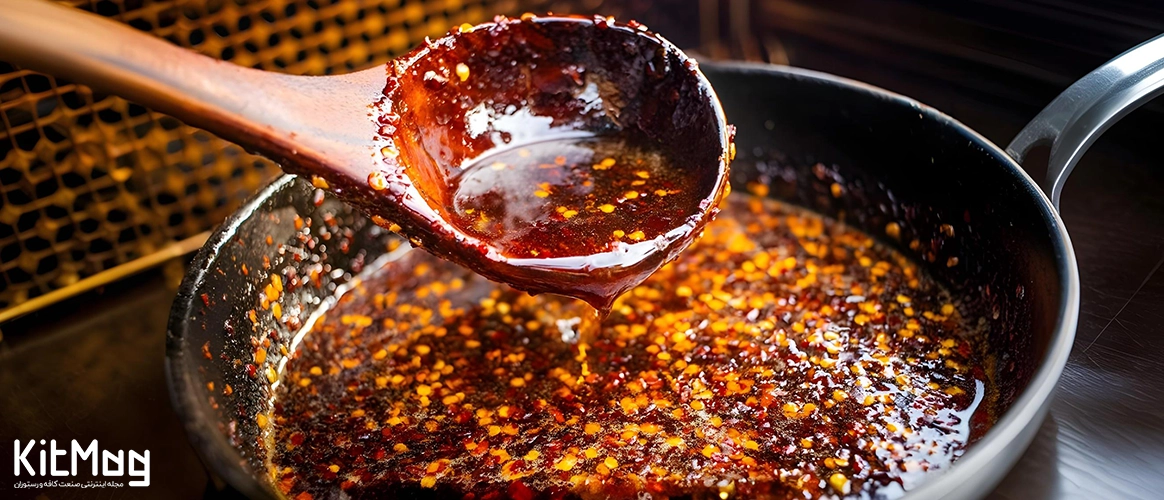 طرز تهیه سس هات هانی یک تابه گرانیتی که در آن آشپز در حال همزدن سس هات هانی یا سس عسلی تند است که با یک ملاقه چوبی در حال چشیدن آن می باشد