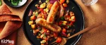 طرز تهیه سوسیس رستورانی یک تابه چدنی که در آن خوراک سوسیس درست شده است