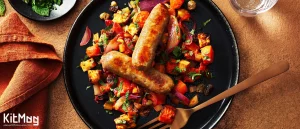 طرز تهیه سوسیس رستورانی یک تابه چدنی که در آن خوراک سوسیس درست شده است