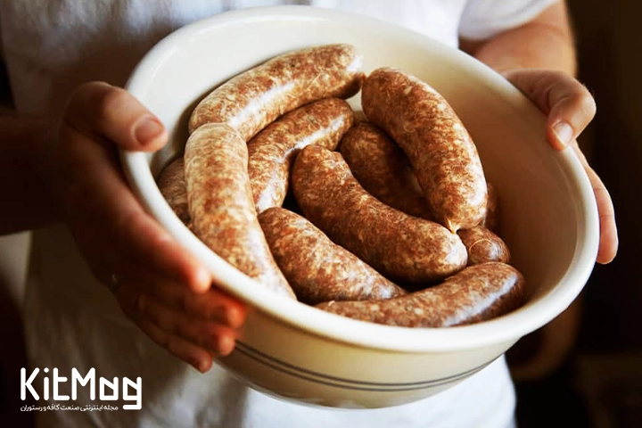 سوسیس ها آماده شده در بسته بندی و آماده پخت در رستورانهای فست فودی