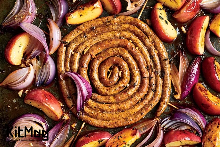 طرز تهیه سوسیس رستورانی که روی یک میز گذاشته شده است و به صورت حلقه ای از نمای بالا دیده میشود