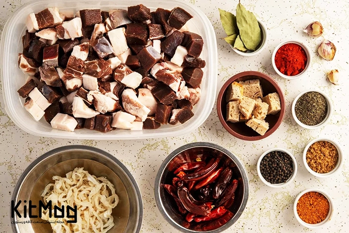 انواع ادویه سوسیس ، گوشت و مواد افزودنی برای طرز تهیه سوسیس رستورانی