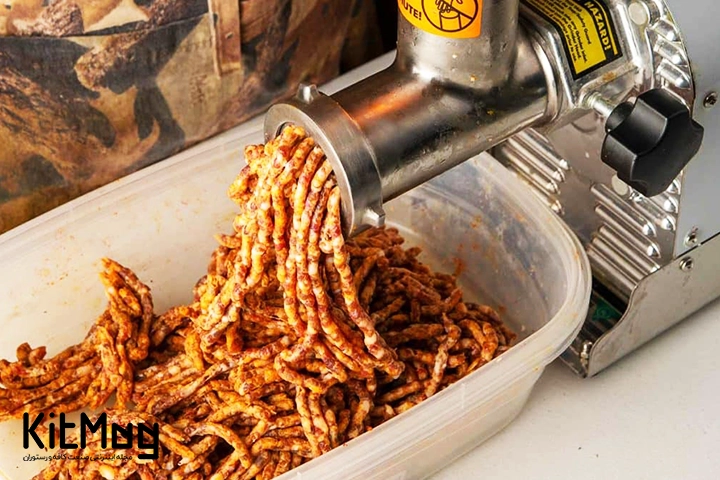 چرخ کردن گوشت مواد و ادویه های لازم برای تهیه سوسیس 