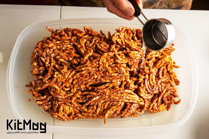 طرز تهیه سوسیس رستورانی 
که مواد چرخ شده را با اب مخلوط و سپس بسته بندی میکنند
