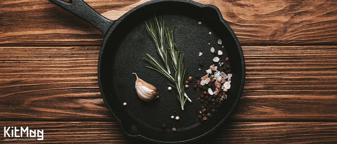 ظرف چدنی از نمای نزدیک که روی یک میز چوبی قرار گرفته است