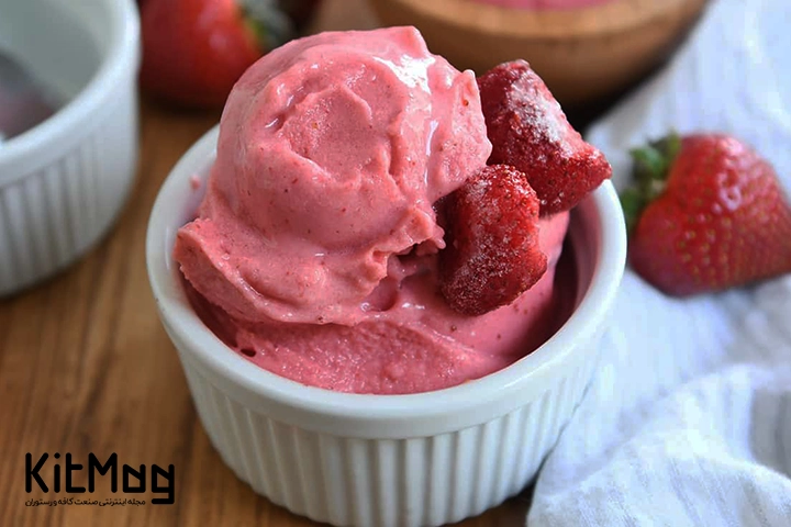 ماست یخ زده یا فروزن یوگرت 
frozen yogurt با طعم توت فرنگی