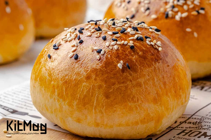 نان بریوش که با کنجد تزئین شده است